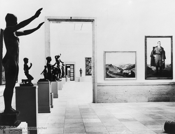 Zweite „Große Deutsche Kunstausstellung”: Blick auf die Ausstellungsräume im Haus der Deutschen Kunst (10. Juli 1938)
